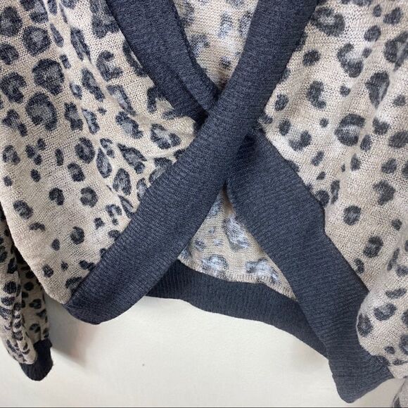 Hummingbird Leopard Print Open back sweater - Picture 5 of 7